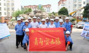 集團(tuán)公司團(tuán)委為洛陽(yáng)市濱河新村改造項(xiàng)目青年突擊隊(duì)授旗！